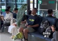 Ảnh Bị mỉa mai vì mang chiếc lá lên máy bay, chàng trai khiến mọi người bất ngờ khi tiết lộ "lai lịch" của nó