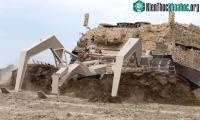 Ảnh Cỗ máy bọc thép trang bị lưỡi cày khổng lồ để có thể dọn mìn
