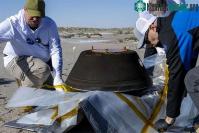 Ảnh NASA chính thức mở viên nang ngoài Trái đất, nguy cơ vi khuẩn lạ xâm nhập?