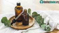 Ảnh Dầu khuynh diệp trị viêm họng, cảm lạnh cùng với nhiều công dụng khác
