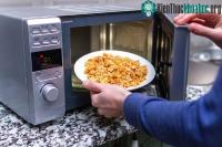 Ảnh Sai lầm của dân văn phòng khi sử dụng lò vi sóng để "quay cơm": Họ đang nuốt thêm vô số hạt lạ vào người?
