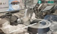 Ảnh NASA mở nắp hộp mẫu vật tiểu hành tinh mắc kẹt trong nhiều tháng