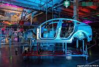 Ảnh Robot tấn công tàn bạo kỹ sư làm việc ở nhà máy Tesla, viễn cảnh đáng sợ nhất của tương lai đã xảy ra?