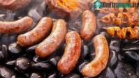 Ảnh Lạp xưởng nướng đá - món ăn đang làm giới trẻ "mê mẩn" chứa bao nhiêu calo, ăn nhiều có nguy hại gì?