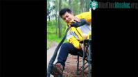 Ảnh Video: Thót tim cảnh người đàn ông cho rắn uống nước