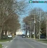 Ảnh Tòa nhà kỳ lạ ở Canada khiến ai cũng bất ngờ: Càng lại gần càng thấy thu nhỏ lại