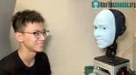Ảnh Robot AI tiên đoán và cười cùng lúc với người đứng đối diện