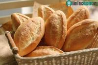 Ảnh Bánh mì gói trong giấy báo "tưởng vô hại nhưng lại hại không tưởng"