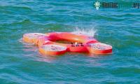 Ảnh Drone biến thành phao cứu sinh khi đáp xuống mặt nước