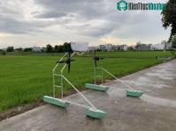 Ảnh Phó giáo sư Việt chế tạo máy tự động gieo hạt, bón phân cho lúa