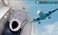 Ảnh Vào nhà vệ sinh trên máy bay nên đi chân trần hay đi dép: Hóa ra nhiều người trước giờ vẫn làm sai!
