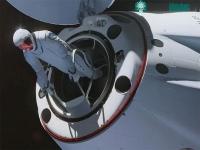 Ảnh SpaceX dự kiến chuyến bay thương mại có hoạt động đi bộ bên ngoài không gian