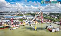 Ảnh Turbine nổi 2 đầu hoạt động ở trong gió bão
