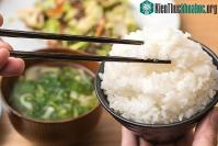 Ảnh Ăn cơm khô hay cơm chan canh tốt cho sức khỏe hơn? Câu trả lời bất ngờ của chuyên gia