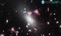 Ảnh Kính viễn vọng của NASA chụp được dấu chấm hỏi ma quái giữa vũ trụ