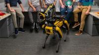 Ảnh Các nhà khoa học ở MIT tạo ra chó robot bắt bóng