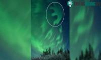 Ảnh Phản cực quang đen xuất hiện ở trên bầu trời Alaska