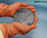 Ảnh Vì sao các nhà khoa học có thể chạm vào Uranium mà không cần quần áo bảo hộ?