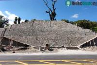 Ảnh Kim tự tháp khổng lồ bất ngờ "hiện hình" ngay giữa đường cao tốc ở Mexico