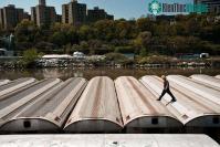 Ảnh Vì sao các toa tàu điện ngầm cũ tại New York không còn được sử dụng lại bị ném xuống biển?
