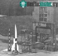 Ảnh Wernher Von Braun chế tạo hỏa tiễn.