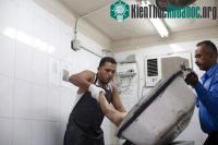 Ảnh Quá trình tắm rửa cho xác chết ở Venezuela