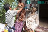 Ảnh Tục đào mộ, mặc quần áo mới và rước người chết quanh làng