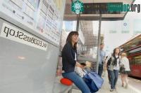 Ảnh Trạm xe bus được xây bằng những khối lego tại London