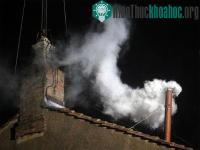 Ảnh Vén màn bí mật tạo khói của Tòa thánh