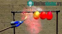 Ảnh Bỏng vì bóng bay phát nổ - lý giải hiện tượng "kỳ cục"