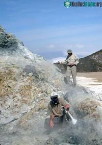 Ảnh Xung quanh ngọn núi lửa kì lạ nhất thế giới: Nguồn gốc của dung nham các-bon được tiết lộ