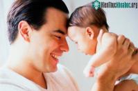 Ảnh Cư xử của mẹ là chìa khóa dẫn đến sự quan tâm chăm sóc con cái của bố