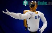 Ảnh Robot giống người thức dậy trong vũ trụ