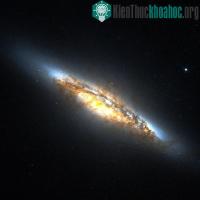 Ảnh Kính Hubble phát hiện thiên hà thấu kính rực rỡ