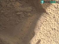 Ảnh Tàu Curiosity sắp lấy mẫu đá đầu tiên trên sao Hỏa