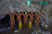 Ảnh Phi hành gia chui vào hang để huấn luyện
