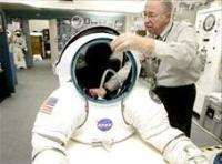 Ảnh NASA phát triển trang phục không gian mới