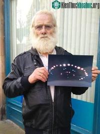 Ảnh Một người dân chụp được cảnh UFO bay trên mái nhà