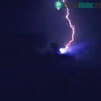 Ảnh Hình ảnh UFO nghi bị sét đánh gây tranh cãi