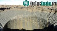 Ảnh Miệng hố bí ẩn ở Siberia chứa được tòa nhà 25 tầng