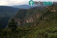 Ảnh Bí ẩn quan tài hình người trên rìa vách đá ở Peru