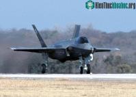 Ảnh 15/12/2006 - Máy bay tiêm kích Lockheed Martin F-35 Lightning II tiến hành chuyến bay đầu tiên