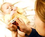 Ảnh Các bà mẹ cần làm gì khi trẻ bị sốt cao co giật