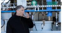 Ảnh Bill Gates mang chiếc máy biến "phân" thành nước sạch tới châu Phi