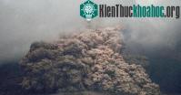 Ảnh Núi lửa phun trào, cả một thành phố chìm trong khói đen