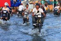 Ảnh Triều cường dâng cao, dân Sài Gòn quay cuồng trong biển nước