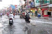 Ảnh Nhiều tuyến đường Sài Gòn ngập nặng do triều cường