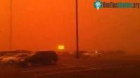 Ảnh Bão cát nghiêm trọng “nhuộm đỏ” bầu trời Texas