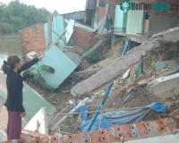 Ảnh Phan Thiết: Sập hàng chục nhà do biển xâm thực