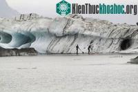 Ảnh Tro bụi núi lửa nhuộm đen sông băng lớn nhất châu Âu
